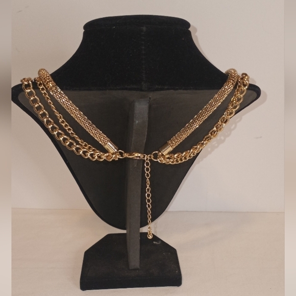 ONE piece Stacked necklace 5 faux pearls & 3 chains gold toned metal NWOT - Picture 3 of 3